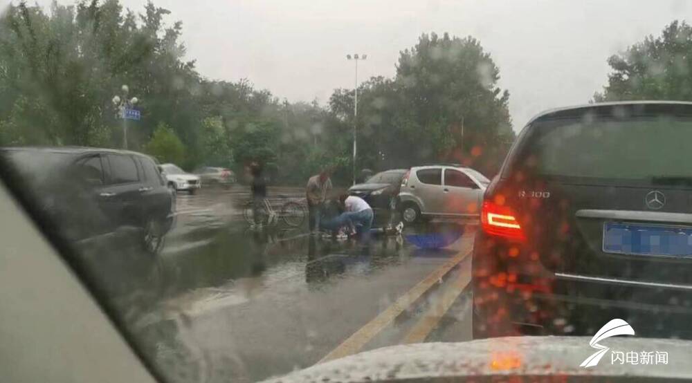 女孩街头突然昏迷 淄博两医生联手4分钟“教科书式”救人丨了不起的山东人休闲区蓝鸢梦想 - Www.slyday.coM 女孩街头突然昏迷 淄博两医生联手4分钟“教科书式”救人丨了不起的山东人休闲区蓝鸢梦想 - Www.slyday.coM