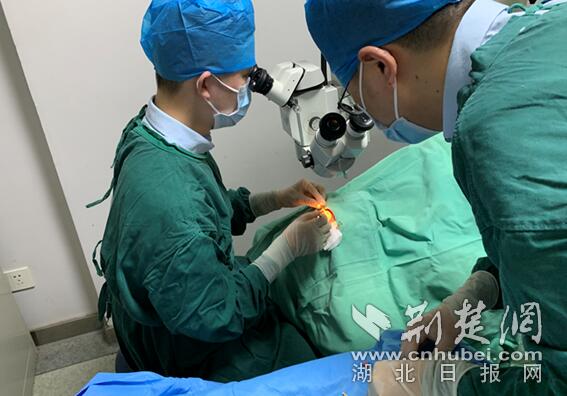 医生为高先生做手术.通讯员 供图