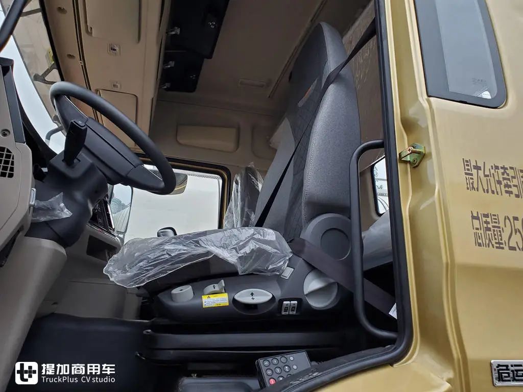 德龙新m3000s内饰图片,德龙m3000s内饰图片 400马力潍柴,内饰升级的真实用,陕汽德龙m3000s危运之星国六牵引车