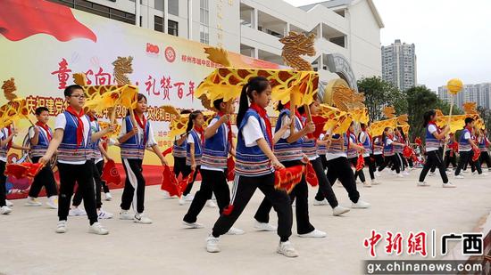 柳州少年儿童舞起壮乡非遗"板凳龙"