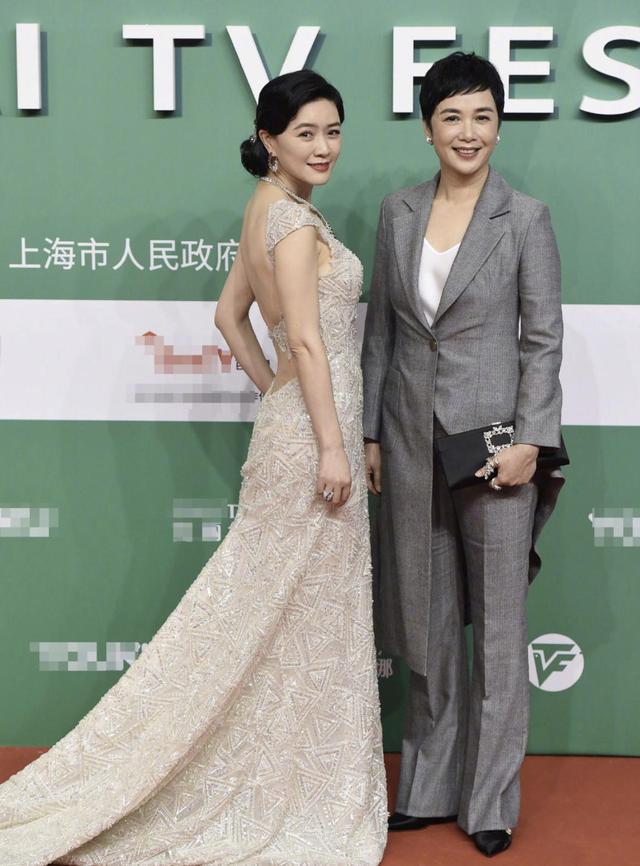 蒋雯丽留短发依然女人味十足,穿v领黑色礼服裙高级优雅,太美了