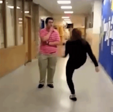 搞笑gif趣图:这个神奇宝贝,要被收到精灵球里去了!