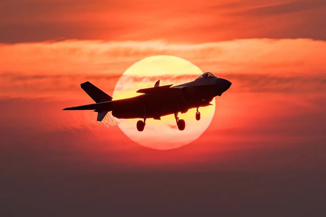 ▲资料图片：2019年11月7日，空军歼-20战机开展飞行训练。（人民视觉）