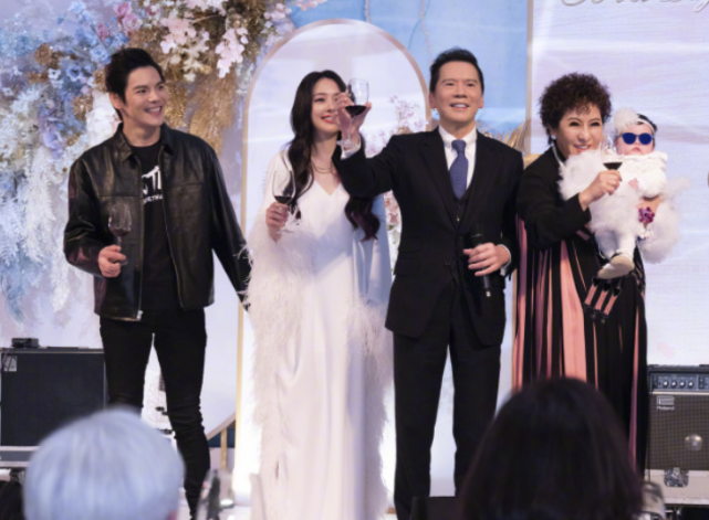 向佐晒全家福过父亲节,Cora长相随爸,与郭碧婷怀抱女儿画面温馨休闲区蓝鸢梦想 - Www.slyday.coM 向佐晒全家福过父亲节,Cora长相随爸,与郭碧婷怀抱女儿画面温馨休闲区蓝鸢梦想 - Www.slyday.coM