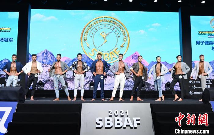 男子健身模特比赛现场。 安源 摄