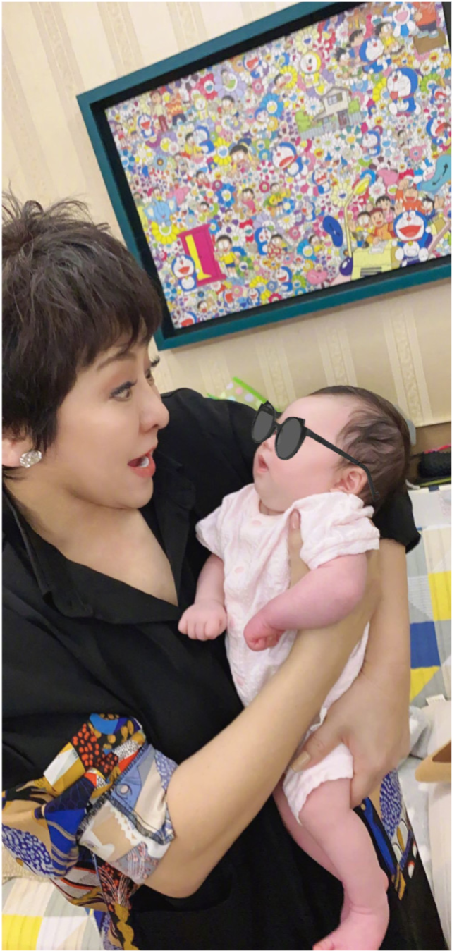 向佐晒全家福过父亲节,Cora长相随爸,与郭碧婷怀抱女儿画面温馨休闲区蓝鸢梦想 - Www.slyday.coM 向佐晒全家福过父亲节,Cora长相随爸,与郭碧婷怀抱女儿画面温馨休闲区蓝鸢梦想 - Www.slyday.coM