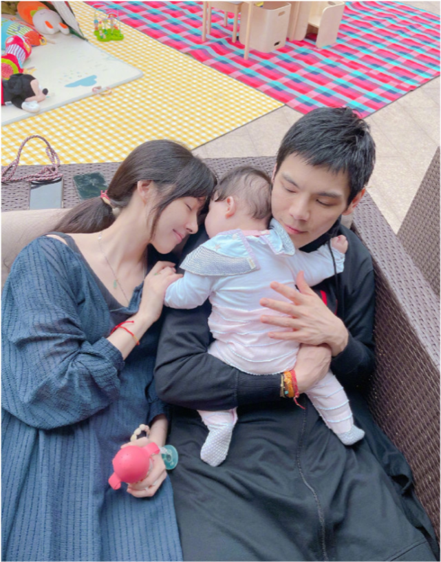 向佐晒全家福过父亲节,Cora长相随爸,与郭碧婷怀抱女儿画面温馨休闲区蓝鸢梦想 - Www.slyday.coM 向佐晒全家福过父亲节,Cora长相随爸,与郭碧婷怀抱女儿画面温馨休闲区蓝鸢梦想 - Www.slyday.coM