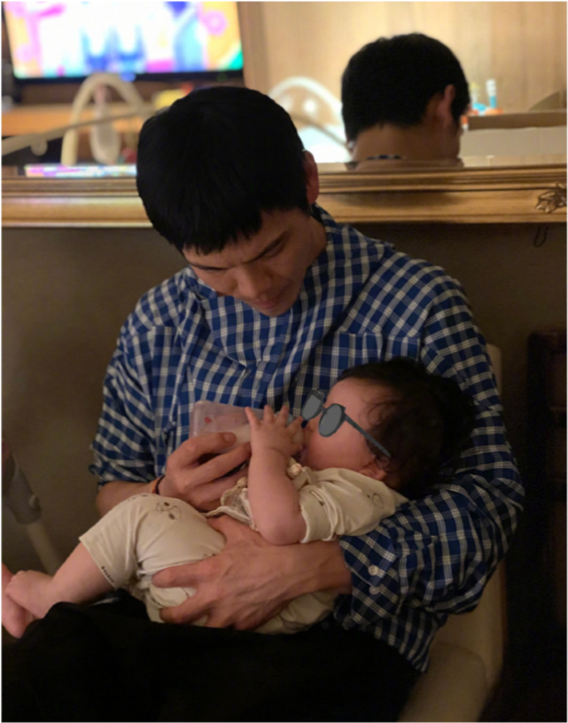 向佐晒全家福过父亲节,Cora长相随爸,与郭碧婷怀抱女儿画面温馨休闲区蓝鸢梦想 - Www.slyday.coM 向佐晒全家福过父亲节,Cora长相随爸,与郭碧婷怀抱女儿画面温馨休闲区蓝鸢梦想 - Www.slyday.coM