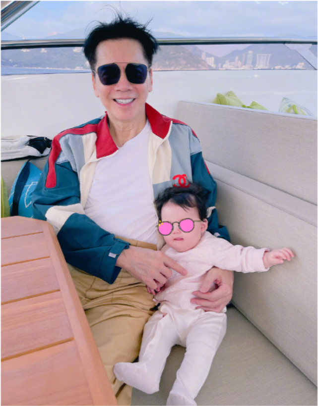 向佐晒全家福过父亲节,Cora长相随爸,与郭碧婷怀抱女儿画面温馨休闲区蓝鸢梦想 - Www.slyday.coM 向佐晒全家福过父亲节,Cora长相随爸,与郭碧婷怀抱女儿画面温馨休闲区蓝鸢梦想 - Www.slyday.coM