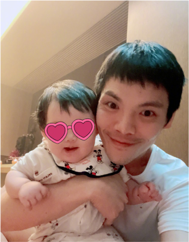 向佐晒全家福过父亲节,Cora长相随爸,与郭碧婷怀抱女儿画面温馨休闲区蓝鸢梦想 - Www.slyday.coM 向佐晒全家福过父亲节,Cora长相随爸,与郭碧婷怀抱女儿画面温馨休闲区蓝鸢梦想 - Www.slyday.coM