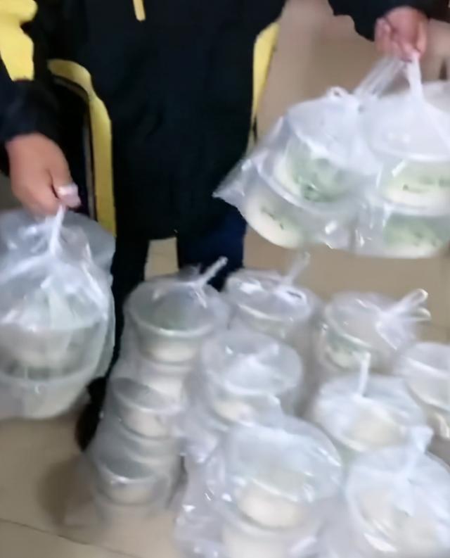 3岁女孩用爸爸手机点了100碗炸酱面!快递员在13层楼……休闲区蓝鸢梦想 - Www.slyday.coM 3岁女孩用爸爸手机点了100碗炸酱面!快递员在13层楼……休闲区蓝鸢梦想 - Www.slyday.coM