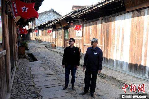 红军长征第一村:一对父子的义务红色讲解情缘休闲区蓝鸢梦想 - Www.slyday.coM 红军长征第一村:一对父子的义务红色讲解情缘休闲区蓝鸢梦想 - Www.slyday.coM