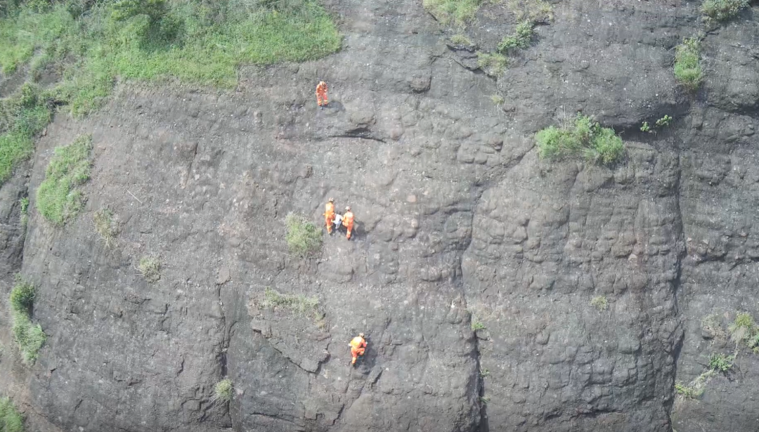 惊险!玉林4岁女童公园走失,被发现时竟坐在20多米高的悬崖上休闲区蓝鸢梦想 - Www.slyday.coM 惊险!玉林4岁女童公园走失,被发现时竟坐在20多米高的悬崖上休闲区蓝鸢梦想 - Www.slyday.coM