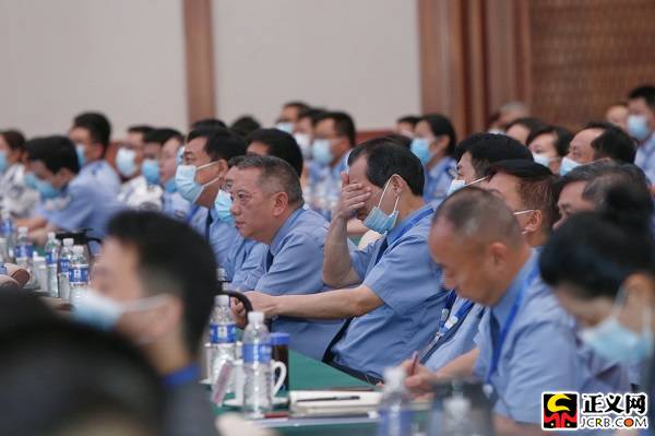 湖南省直各政法单位党员干部代表450人,岳阳市委、岳阳县委主要负责人,岳阳市检察院、岳阳县检察院领导班子成员等参加会议。程丁 唐龙海摄