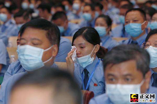 湖南省直各政法单位党员干部代表450人,岳阳市委、岳阳县委主要负责人,岳阳市检察院、岳阳县检察院领导班子成员等参加会议。程丁 唐龙海摄