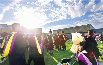 夏雨霁,暑风和,白云飘。近日,天津工业大学举办露天草地毕业典礼,为6000余名本硕博毕业生拨穗颁证。这也是在新冠疫苗广泛接种后的一场大规模毕业典礼,而去年该校仅为30余位毕业生代表拨穗。 本报记者 姜宝成 摄