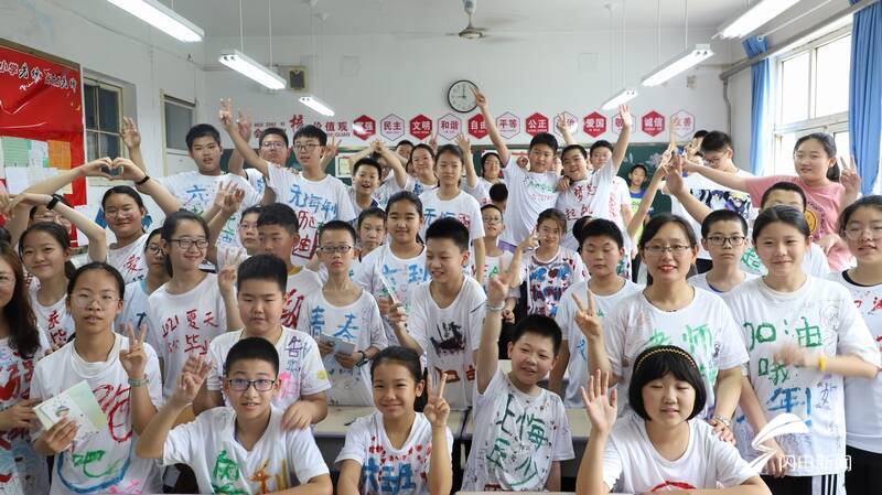 德州小学生手绘65件毕业文化衫送给老师和同学,定格美好校园回忆休闲区蓝鸢梦想 - Www.slyday.coM 德州小学生手绘65件毕业文化衫送给老师和同学,定格美好校园回忆休闲区蓝鸢梦想 - Www.slyday.coM