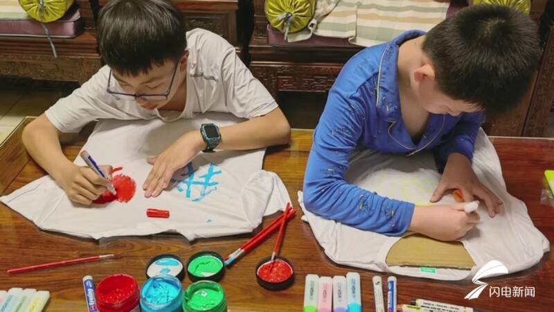 德州小学生手绘65件毕业文化衫送给老师和同学,定格美好校园回忆休闲区蓝鸢梦想 - Www.slyday.coM 德州小学生手绘65件毕业文化衫送给老师和同学,定格美好校园回忆休闲区蓝鸢梦想 - Www.slyday.coM