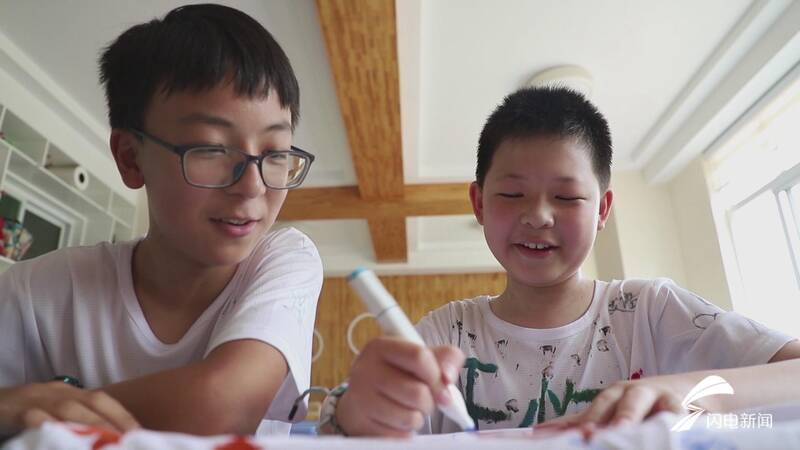 德州小学生手绘65件毕业文化衫送给老师和同学,定格美好校园回忆休闲区蓝鸢梦想 - Www.slyday.coM 德州小学生手绘65件毕业文化衫送给老师和同学,定格美好校园回忆休闲区蓝鸢梦想 - Www.slyday.coM