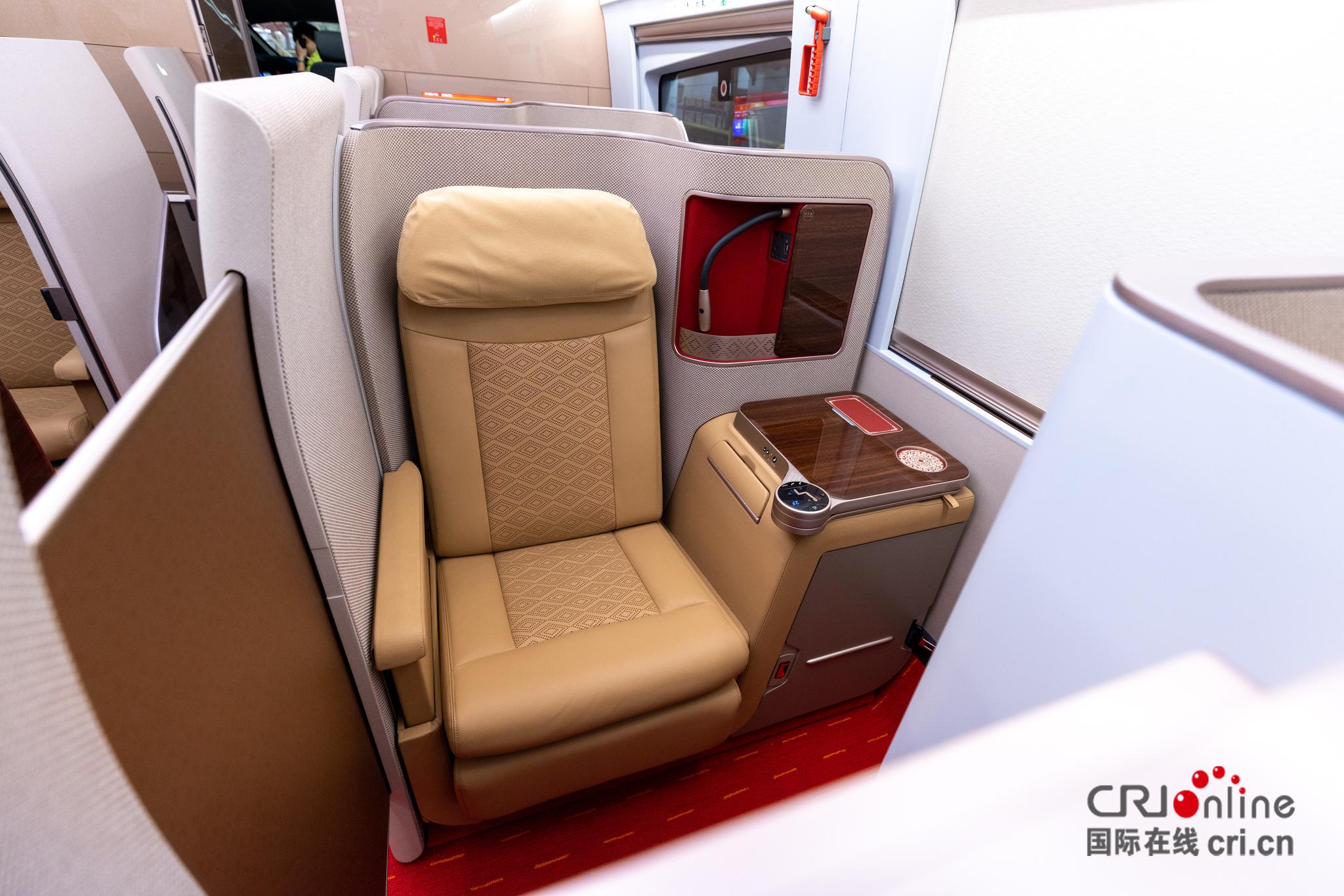 cr400bf座位分布图,cr400bf行李架 "复兴号"智能动车组cr400bf型列车商务座.(摄影:沈湜)