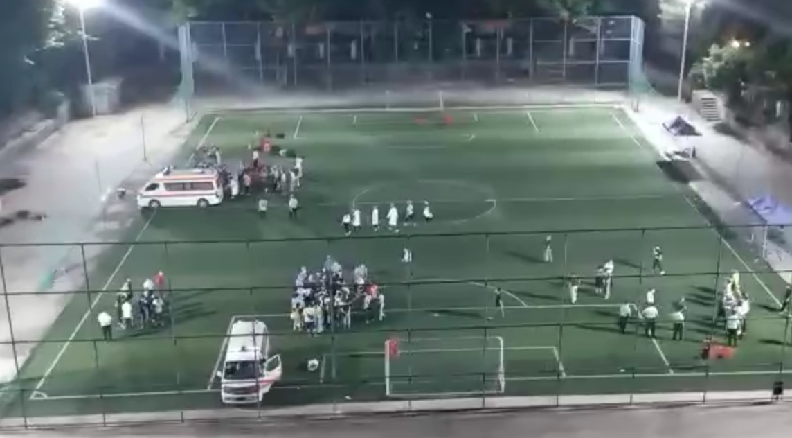 5月25日晚,崔晓琪发现楼下足球场出现了医护和救护车。 受访者 供图