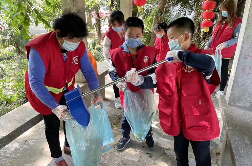 青少年义务捡垃圾 开展环保公益活动