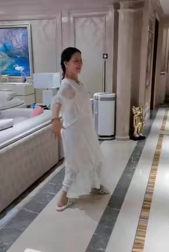 李小璐在豪宅为母亲庆生,爸爸唱歌助兴,妈妈跳舞配合,老两口感情好休闲区蓝鸢梦想 - Www.slyday.coM 李小璐在豪宅为母亲庆生,爸爸唱歌助兴,妈妈跳舞配合,老两口感情好休闲区蓝鸢梦想 - Www.slyday.coM