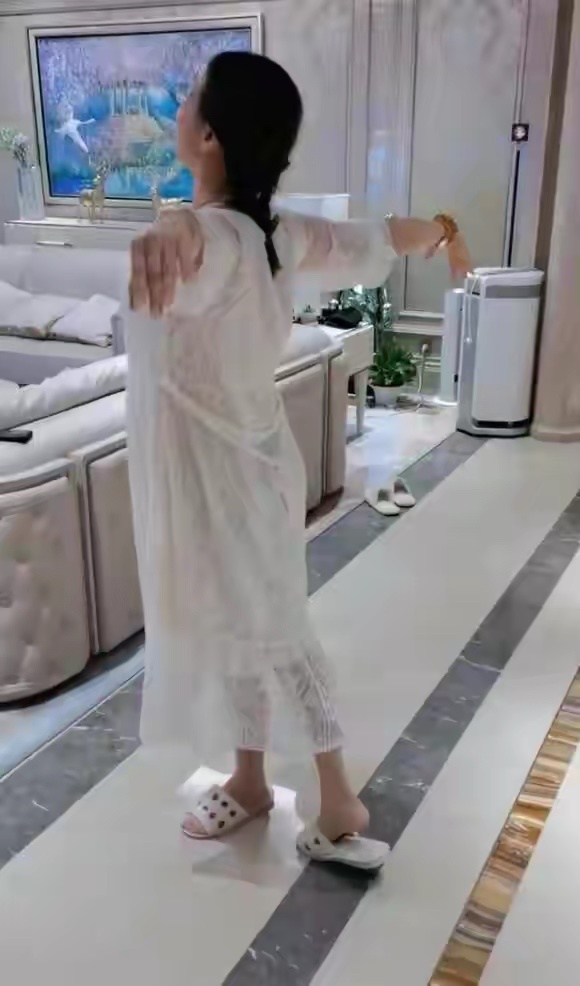 李小璐在豪宅为母亲庆生,爸爸唱歌助兴,妈妈跳舞配合,老两口感情好休闲区蓝鸢梦想 - Www.slyday.coM 李小璐在豪宅为母亲庆生,爸爸唱歌助兴,妈妈跳舞配合,老两口感情好休闲区蓝鸢梦想 - Www.slyday.coM