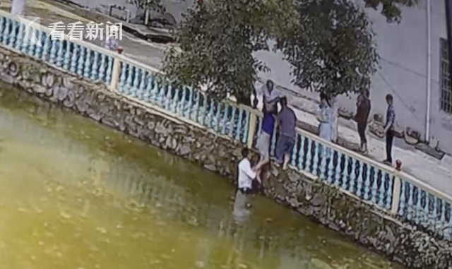 94岁老人不慎落水!听到呼救声,这名退伍军人飞奔跳进湖里...休闲区蓝鸢梦想 - Www.slyday.coM 94岁老人不慎落水!听到呼救声,这名退伍军人飞奔跳进湖里...休闲区蓝鸢梦想 - Www.slyday.coM