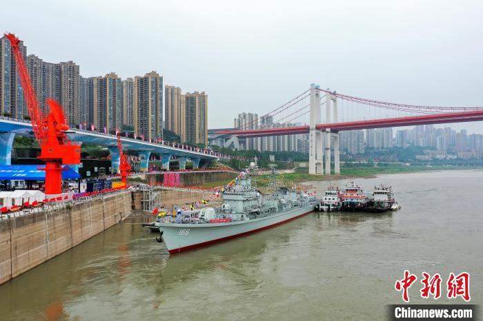 重庆九龙坡建设码头全新升级改造迎接166舰。　何蓬磊 摄