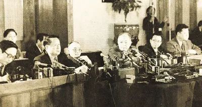 1987年,高尚全(前排左二)在中共十三大举行的中外记者招待会上答记者问