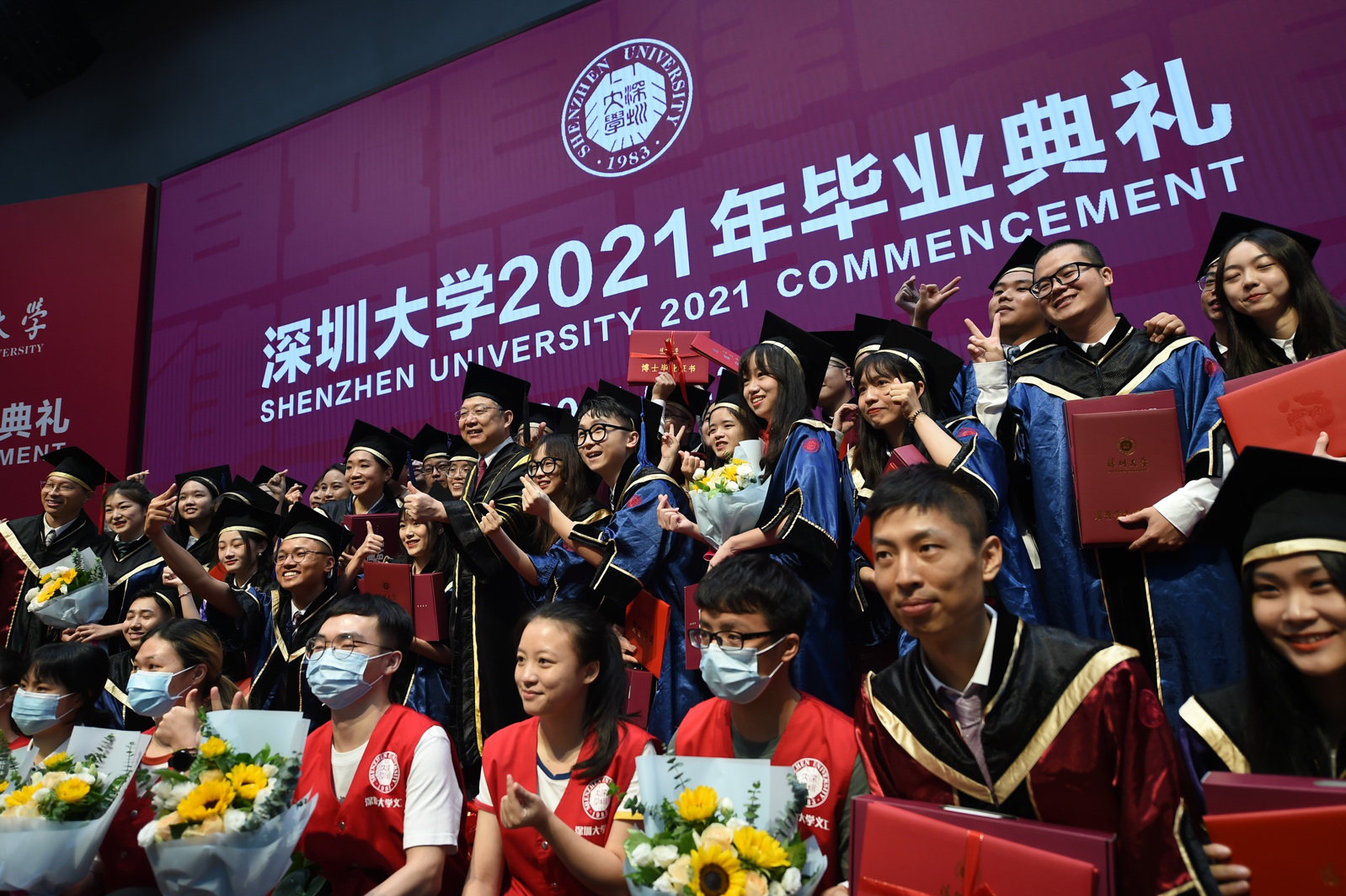 深圳大学举行2021年毕业典礼:6724名应届本科毕业生,2710名研究生
