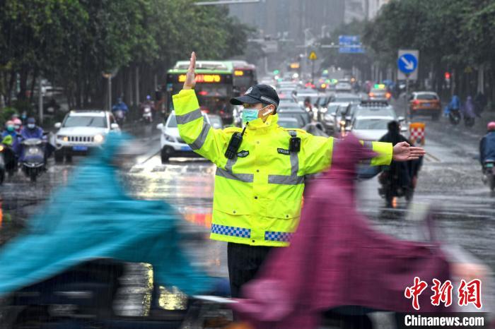 南宁市交通警察在指挥交通。(资料图) 南宁交警供图