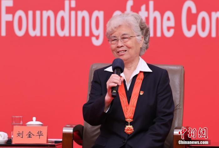 图为全国人大常委会办公厅离退休干部局第十一党支部书记刘金华参加交流。 中新社记者 杨可佳 摄