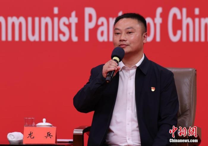 图为湖南省常德市桃源县茶庵铺镇个体货车司机龙兵参加交流。 中新社记者 杨可佳 摄