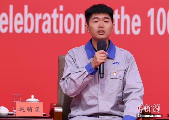 图为中国十九冶集团有限公司首席焊工技师赵脯菠参加交流。 中新社记者 杨可佳 摄