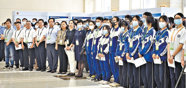全国人大代表、全国政协委员就禁毒宣传教育建言献策