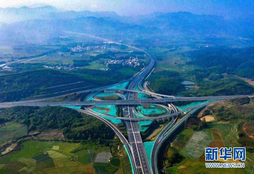 　　这是韶新高速公路东三枢纽（无人机照片，6月29日摄）。新华社发（王建华摄）
