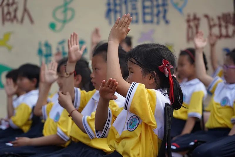 和50个农村孩子一起学红色经典 ,“希望山东,为福添彩——红色经典进校园”活动走进德州市陵城区海尔希望小学休闲区蓝鸢梦想 - Www.slyday.coM 和50个农村孩子一起学红色经典 ,“希望山东,为福添彩——红色经典进校园”活动走进德州市陵城区海尔希望小学休闲区蓝鸢梦想 - Www.slyday.coM