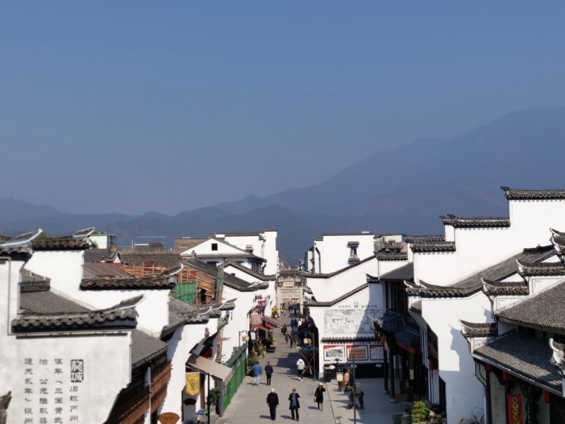 站在城墙上俯瞰梅城古镇