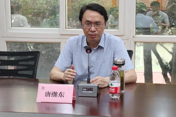 交流座谈上,唐继东以礼嘉中学发展为例,作了《区县学校如何快速发展的
