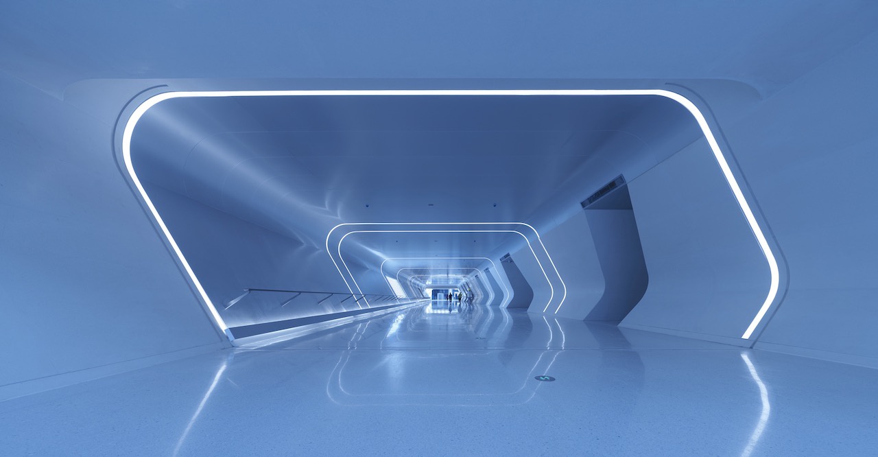 从候车厅前往站台的地下隧道，干净简洁，充满未来感。奥观建筑视觉图