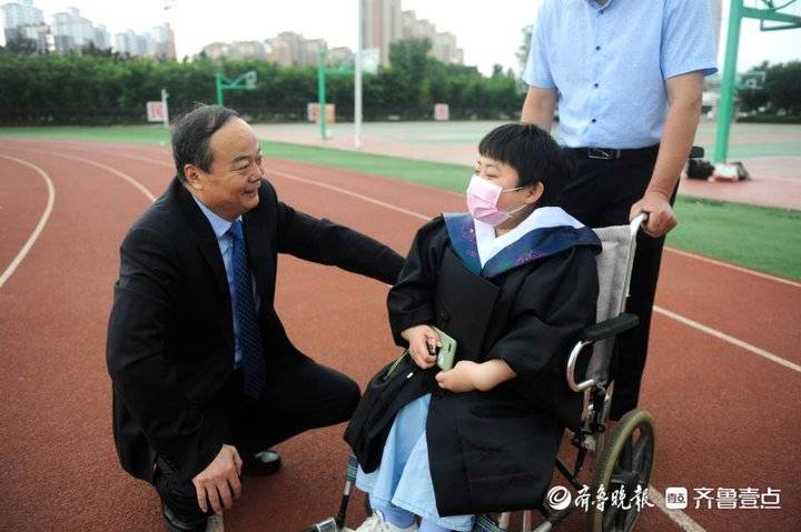 “践行与滨医之约”!患肾病的轮椅女孩考上研究生了,主攻肾内科休闲区蓝鸢梦想 - Www.slyday.coM “践行与滨医之约”!患肾病的轮椅女孩考上研究生了,主攻肾内科休闲区蓝鸢梦想 - Www.slyday.coM