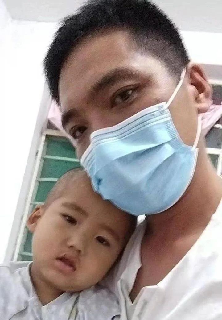 深夜济南街头,男子穿裙子卖花,他说“只要能让大家多看我一眼”休闲区蓝鸢梦想 - Www.slyday.coM 深夜济南街头,男子穿裙子卖花,他说“只要能让大家多看我一眼”休闲区蓝鸢梦想 - Www.slyday.coM