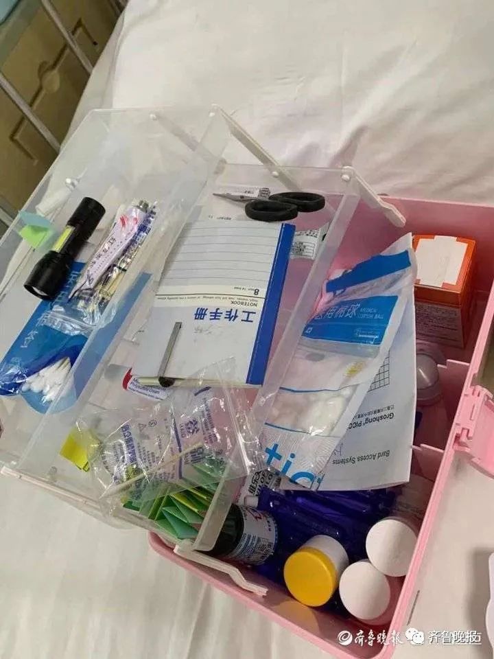 深夜济南街头,男子穿裙子卖花,他说“只要能让大家多看我一眼”休闲区蓝鸢梦想 - Www.slyday.coM 深夜济南街头,男子穿裙子卖花,他说“只要能让大家多看我一眼”休闲区蓝鸢梦想 - Www.slyday.coM