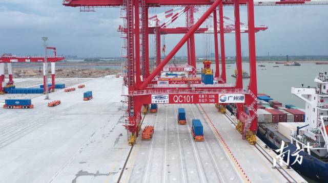 大湾区首个全自动化码头南沙港四期实船联合调试成功