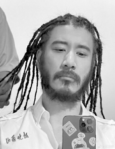 满头辫子满脸胡子 这是男神王力宏