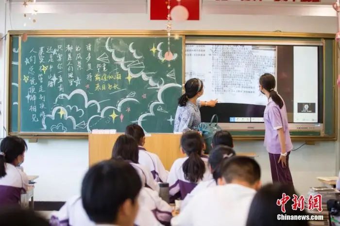 高三学子在上课,备战即将到来的2021年高考。中新社记者 张云 摄
