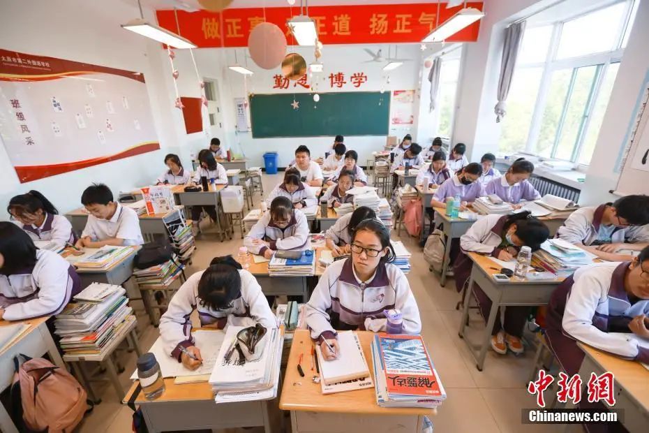 6月3日,太原一学校的高三学子在上课,备战即将到来的2021年高考。中新社记者 张云 摄