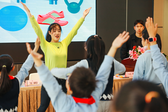 近日,上海师范大学志愿者教小学生做脊柱保健操。上海师范大学供图